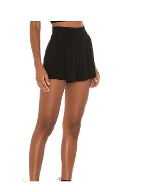 Indah 
Lilly Short
Small